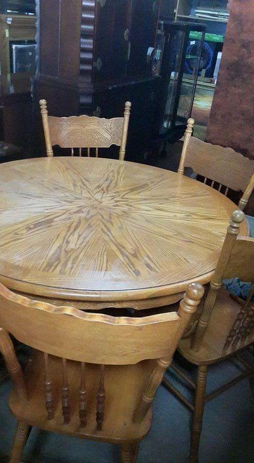 Stunning Oak table and chairs