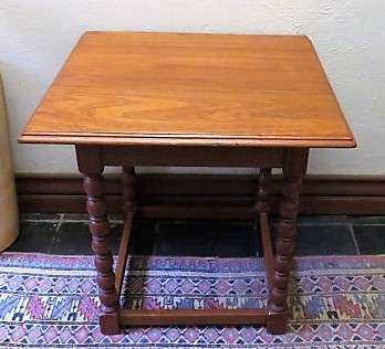 Small solid oak side table with carved bobbin legs in excellent condition. Size 600mm x 535mm x 625m