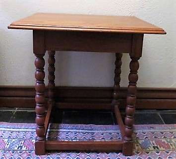 Small solid oak side table with carved bobbin legs in excellent condition. Size 600mm x 535mm x 625m