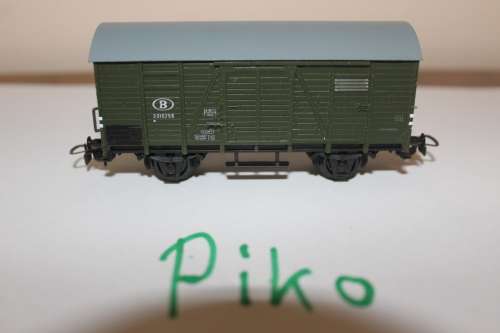 Piko DC H0/1:87 B (Belgian Railway) goods van, one hand rail and the rear lamp brackets are missing
