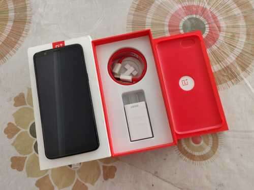OnePlus 5T 128GB with 8GB Ram LTE with extras- Dual Sim