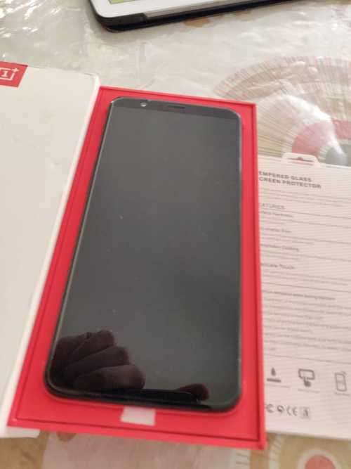 OnePlus 5T 128GB with 8GB Ram LTE with extras- Dual Sim
