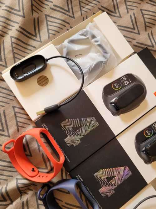 Two Xiaomi Mi Band 4 combo - With extra bands
