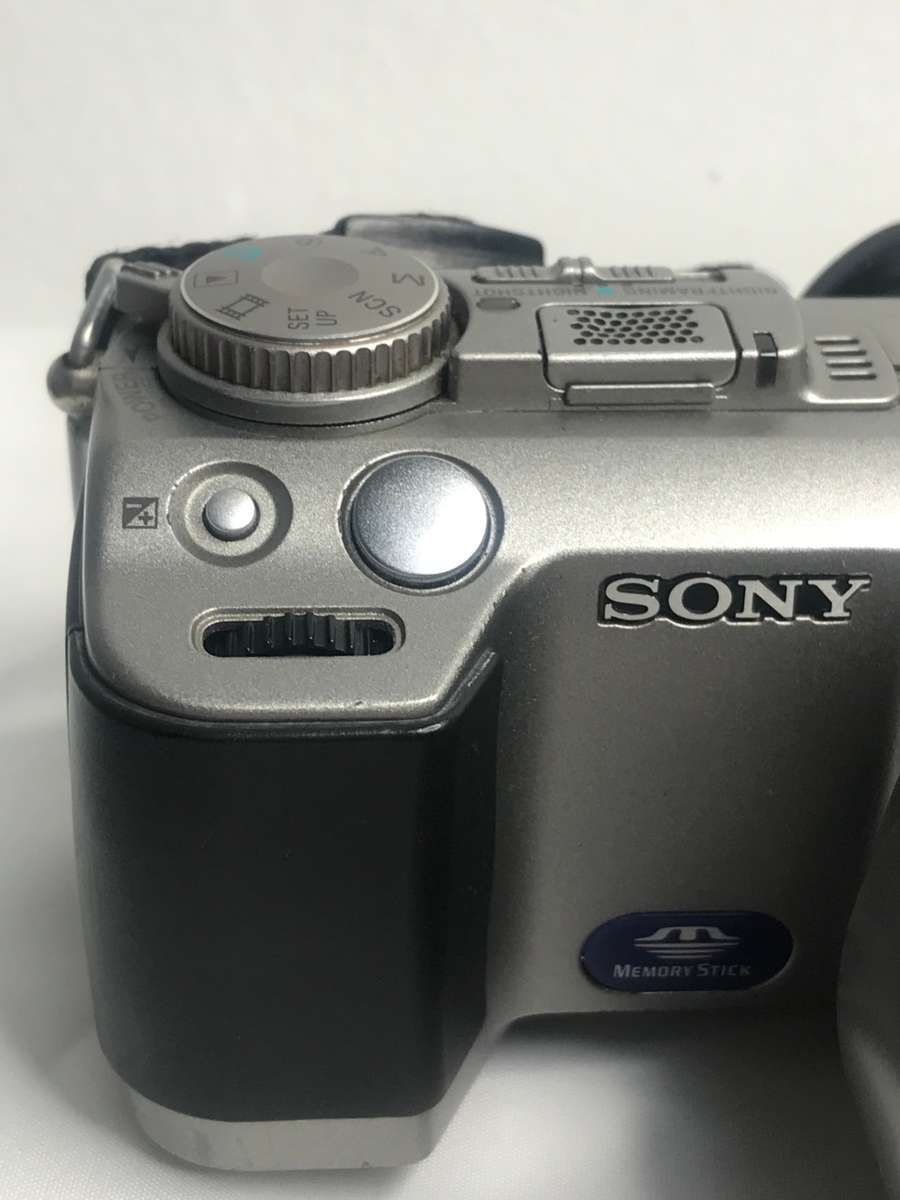 Sony MPEGMovie EX Digital Camera DSC-F707 with owners manua, carry strap, data cable no charger