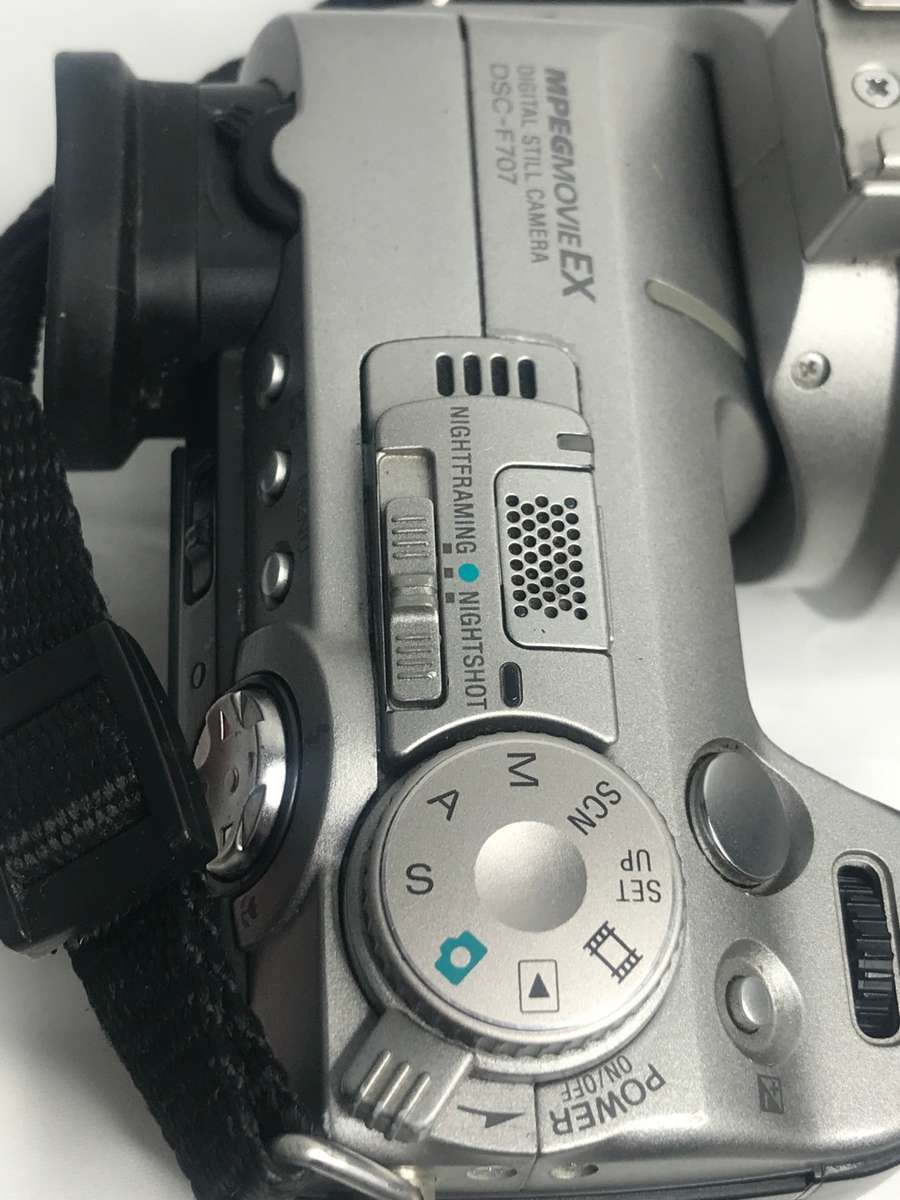 Sony MPEGMovie EX Digital Camera DSC-F707 with owners manua, carry strap, data cable no charger