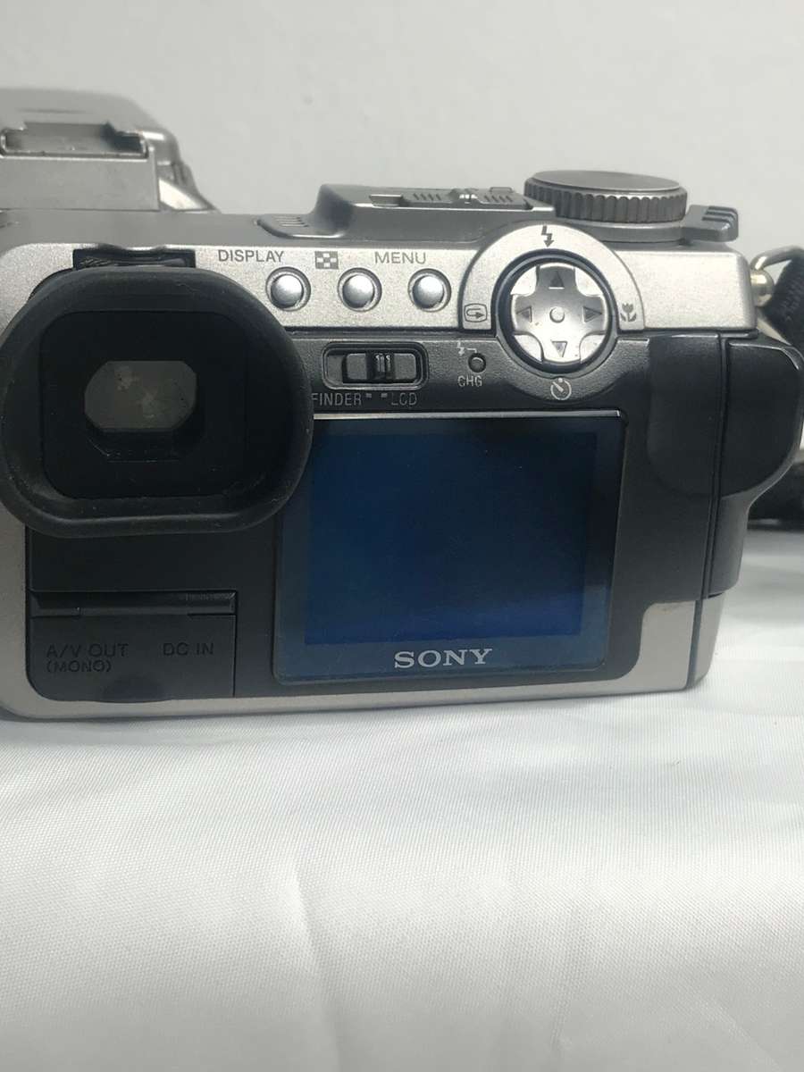 Sony MPEGMovie EX Digital Camera DSC-F707 with owners manua, carry strap, data cable no charger