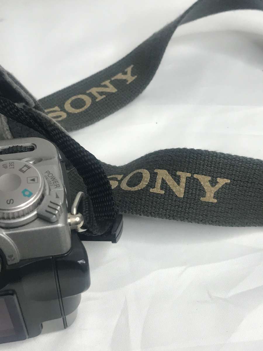 Sony MPEGMovie EX Digital Camera DSC-F707 with owners manua, carry strap, data cable no charger