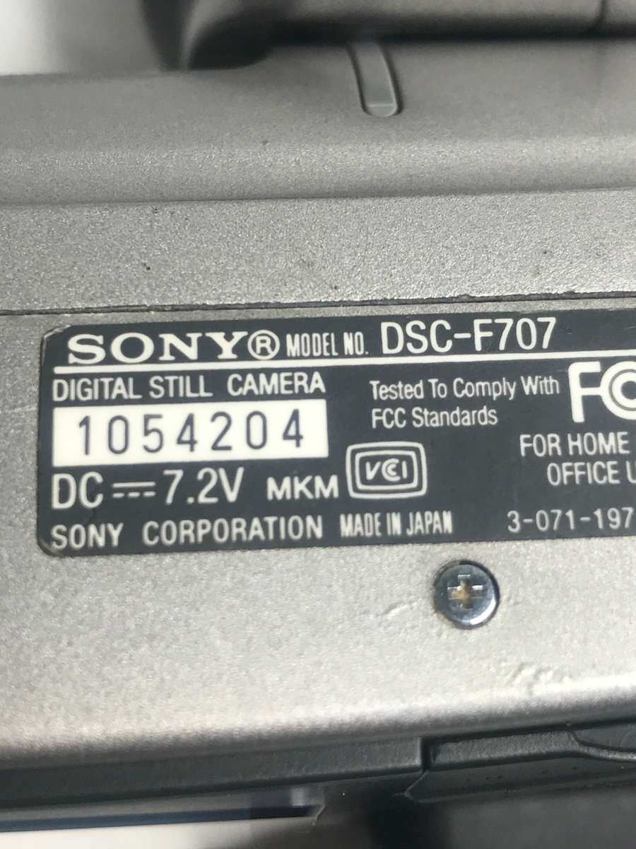 Sony MPEGMovie EX Digital Camera DSC-F707 with owners manua, carry strap, data cable no charger