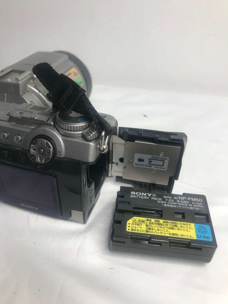 Sony MPEGMovie EX Digital Camera DSC-F707 with owners manua, carry strap, data cable no charger