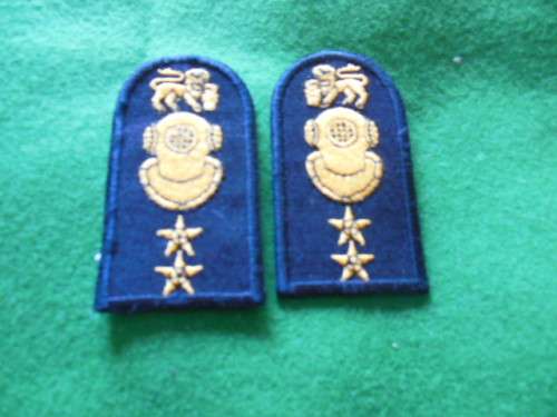 SOUTH AFRICA - BORDER WAR - S.A NAVY WARRANT OFFICER DIVER INSTRUCTOR COLLAR BADGE PAIR