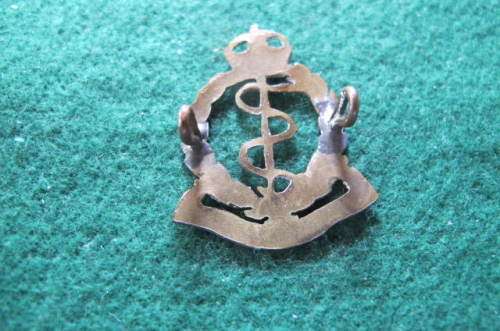 RHODESIA -  WWII. - RHODESIAN ARMY  MEDICAL CORPS  -  BRASS CAP  - KEAYS ?