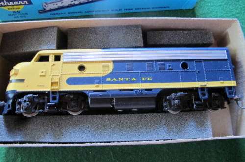 ATHEARN HO RAILWAY - SANTA FE LOCOMOTIVE FE FREIGHT F7A SUPER PWR BOXED