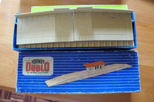 RAILROAD ITEM - HORNBY DUBLO DI ISLAND PLATFORM  (BOXED) and ADDITIONAL ISLAND FOR OO