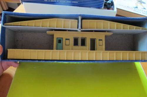 RAILROAD ITEM - HORNBY DUBLO DI ISLAND PLATFORM  (BOXED) and ADDITIONAL ISLAND FOR OO