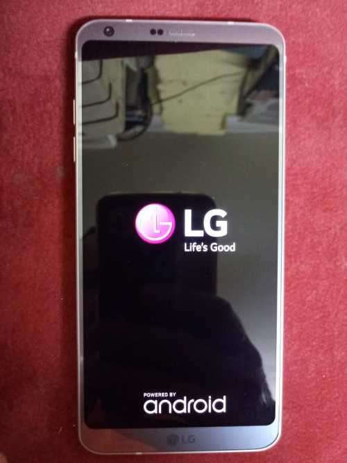 LG G6 - immaculate (with wireless charger) FREE COURIER included.