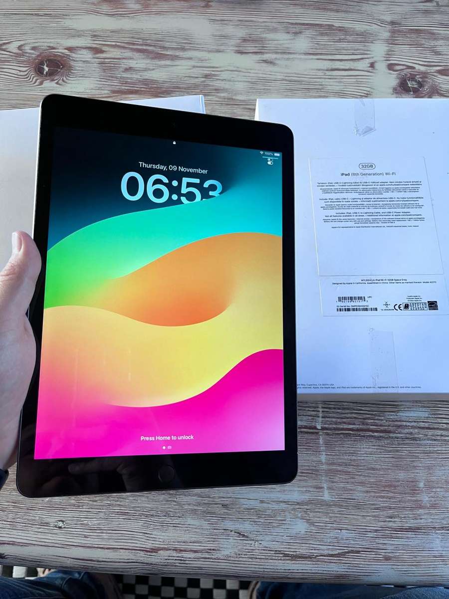 iPad 8th Gen with box EXCELLENT Condition