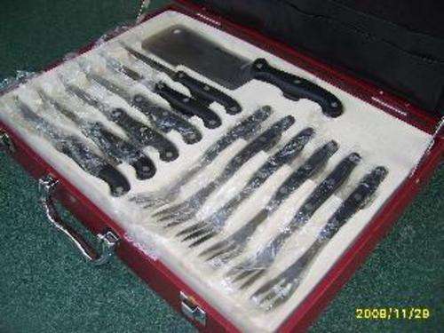 NO RESERVE !! BARGAAiiiN !!  23 PIECE KITCHEN KNIFE SET IN BOX