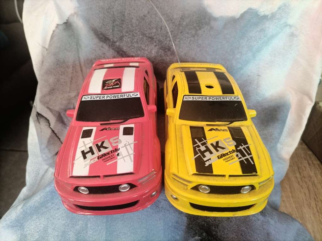 Two remote control cars- no remotes.