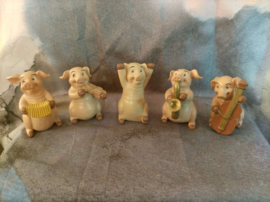 Set of 5 Pig musicians