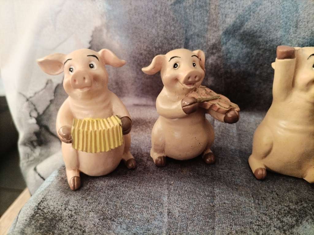 Set of 5 Pig musicians