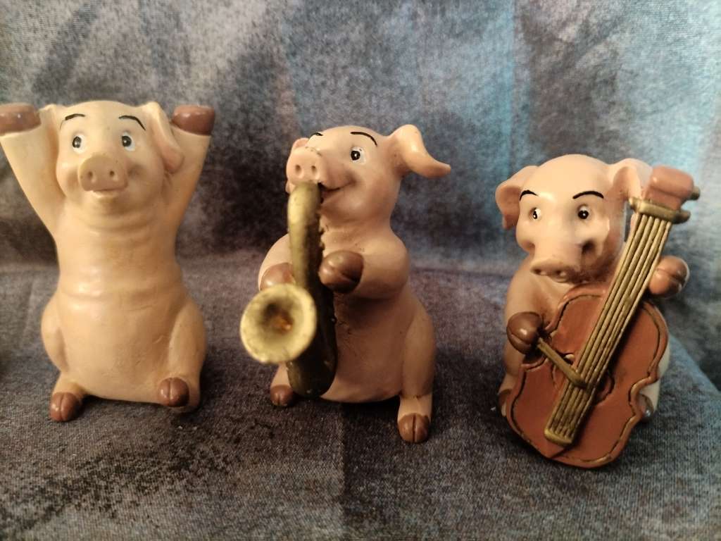 Set of 5 Pig musicians
