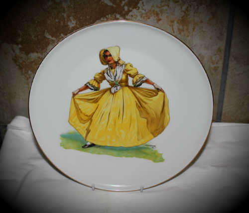 Vintage Porcelain Plate - Die Volkspelers Suid-Afrika -Sing-Speel-Strewe -232mm