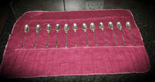 12 Vintage Arthur Price County Plate tea spoons 138mm in Tarnish preventing cloth-England