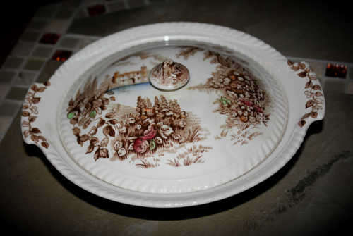 Vintage CASTLE ON THE LANE Johnson BROS Tureen &lid 140x266mm England Pat.no118580 hand engraved