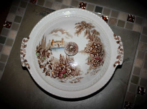 Vintage CASTLE ON THE LANE Johnson BROS Tureen &lid 140x266mm England Pat.no118580 hand engraved