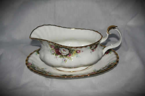 Royal Albert 'Celebration' Gravy boat with tray ,,never used - 130x215mm