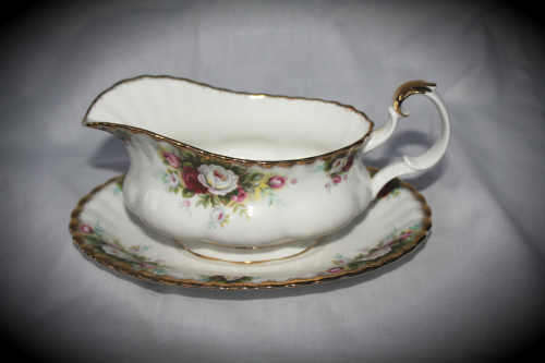 Royal Albert 'Celebration' Gravy boat with tray ,,never used - 130x215mm