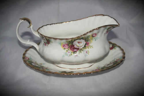 Royal Albert 'Celebration' Gravy boat with tray ,,never used - 130x215mm