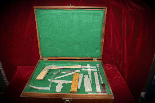 Vintage Masonic compass tool set in wooden box -(wood box need repairs) 73mmx370mmx350mm