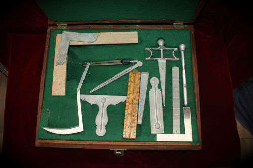 Vintage Masonic compass tool set in wooden box -(wood box need repairs) 73mmx370mmx350mm