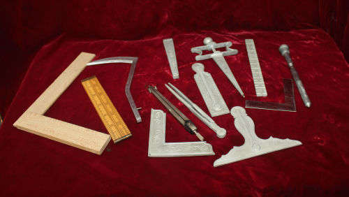 Vintage Masonic compass tool set in wooden box -(wood box need repairs) 73mmx370mmx350mm