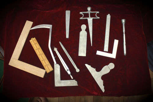 Vintage Masonic compass tool set in wooden box -(wood box need repairs) 73mmx370mmx350mm