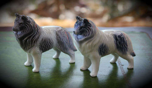 2 Vintage Dog Figurines  80x93x32mm