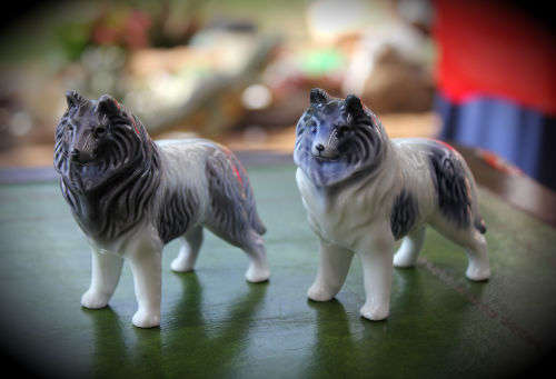 2 Vintage Dog Figurines  80x93x32mm