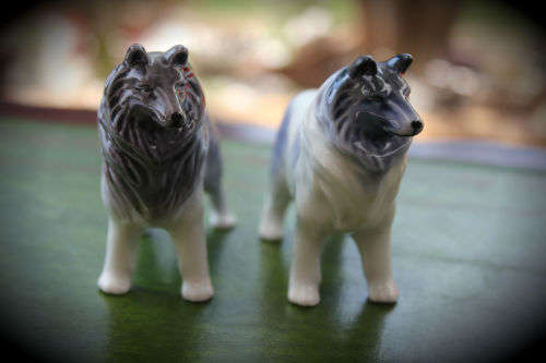 2 Vintage Dog Figurines  80x93x32mm