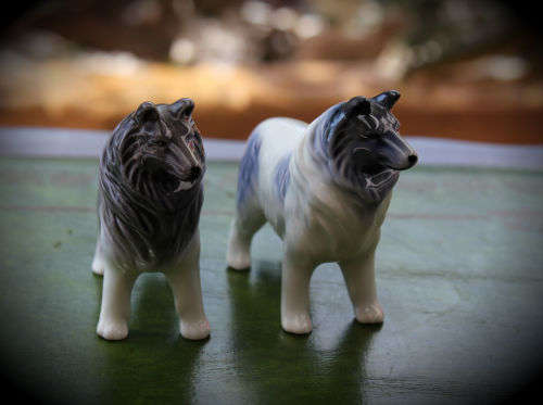 2 Vintage Dog Figurines  80x93x32mm