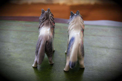 2 Vintage Dog Figurines  80x93x32mm