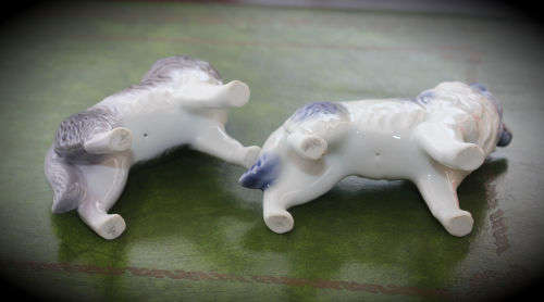 2 Vintage Dog Figurines  80x93x32mm