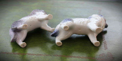 2 Vintage Dog Figurines  80x93x32mm