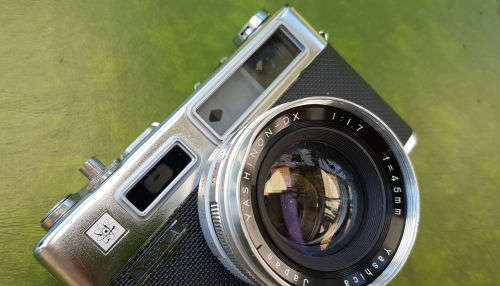 Vintage 1960's Yashica Electro 35 Camera with case Japan -slight dent on lens rim- need battery