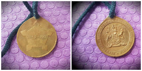 31-5-1961 -- SA Republiek wording -- Republic South Africa -- medallion - pendant