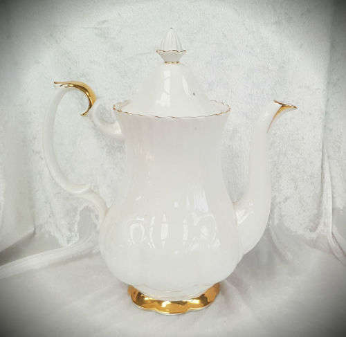 Vintage Royal Albert Val D'Or  Coffee pot - 255x230x130mm Bone China England-as new