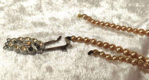 Vintage POMPADOUR simulated Pearls Pearls for a Princess NEEDS TO BE RESTRUNG  1210mm