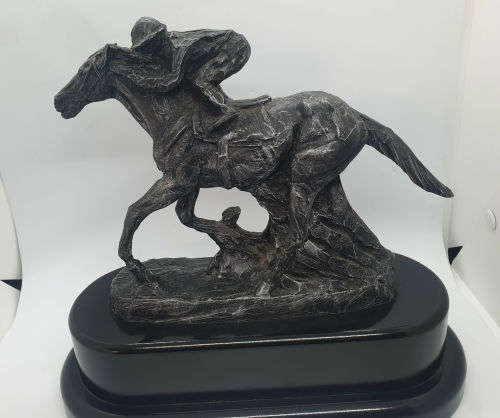 a 2006 EQUUS award Horse Racing Throphy (could be Bronze?) 260x280x130