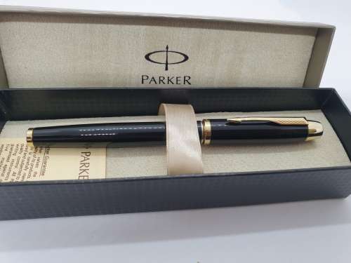 Beautiful Parker Rollerball (IL date code) Pen As new - Black with Gold Tone in Box with Booklet