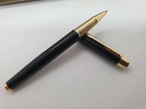 Beautiful Parker Rollerball (IL date code) Pen As new - Black with Gold Tone in Box with Booklet